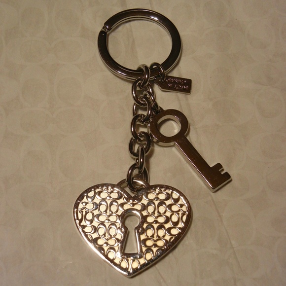 NWOT Coach Miranda Signature Heart & Key Silver Chrome Keychain Key Ring-no bag - Picture 4 of 8